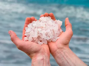 Морская соль для ванн: для чего нужна и как применять